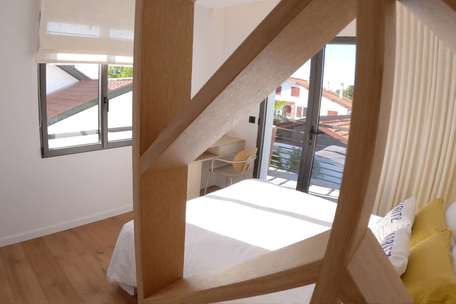 À l'étage, la chambre avec vue sur la piscine de la Villa Sabaou à Biarritz