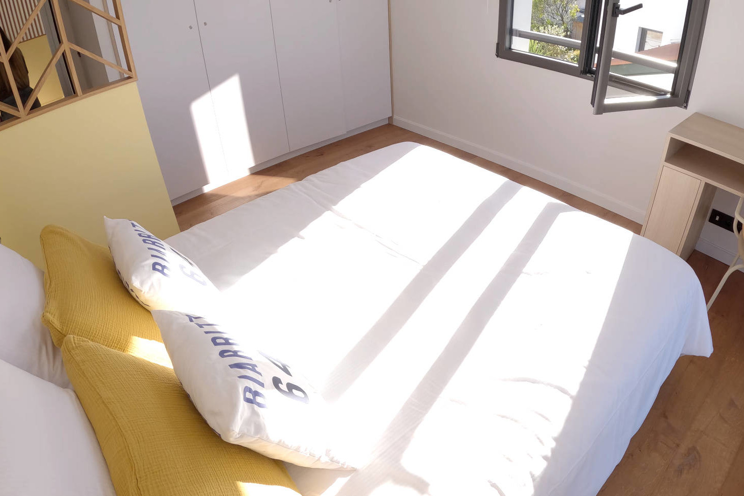 À l'étage, le couchage de la chambre avec vue sur la piscine de la Villa Sabaou à Biarritz