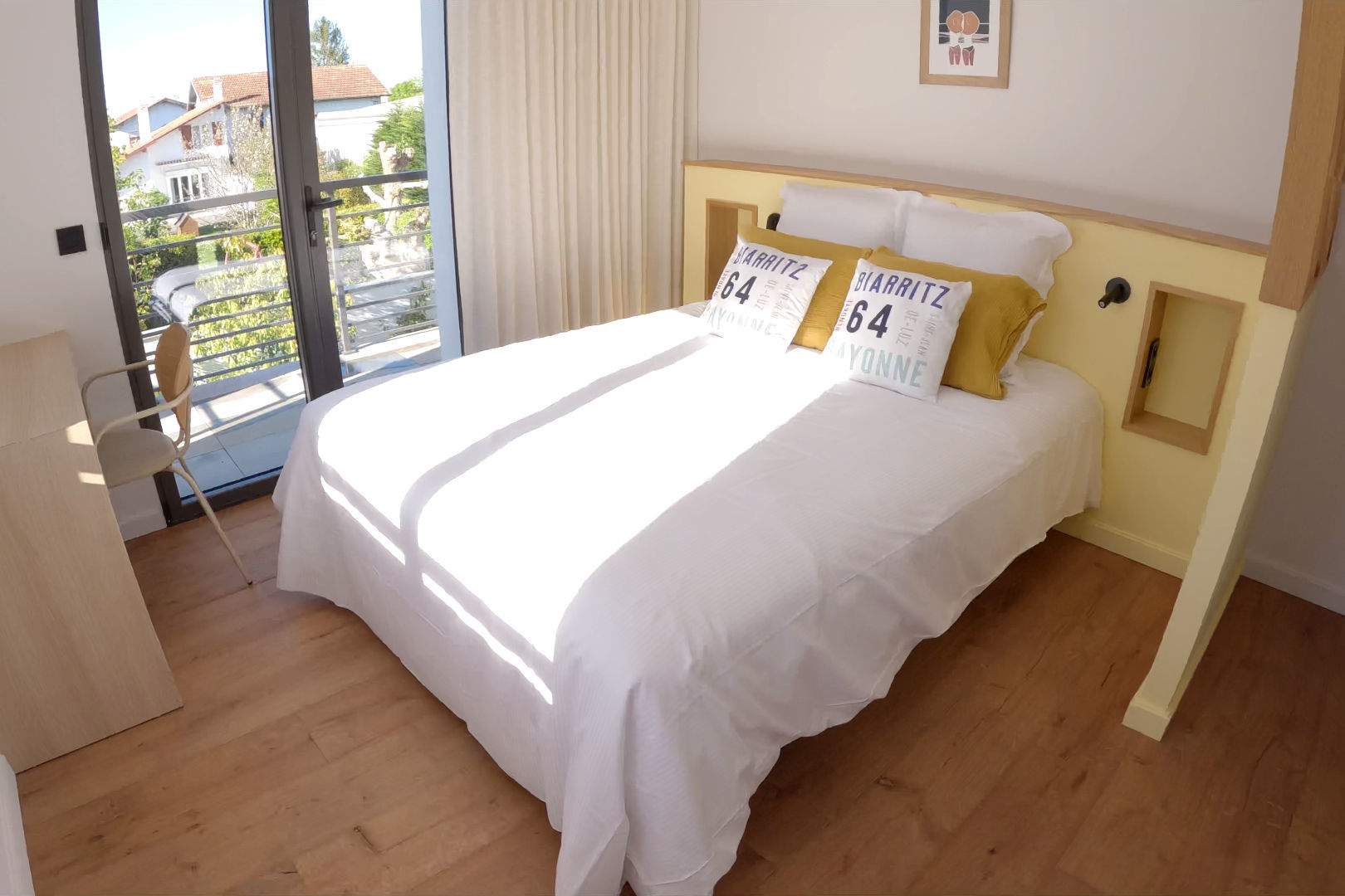 À l'étage, la chambre avec vue sur la piscine de la Villa Sabaou à Biarritz