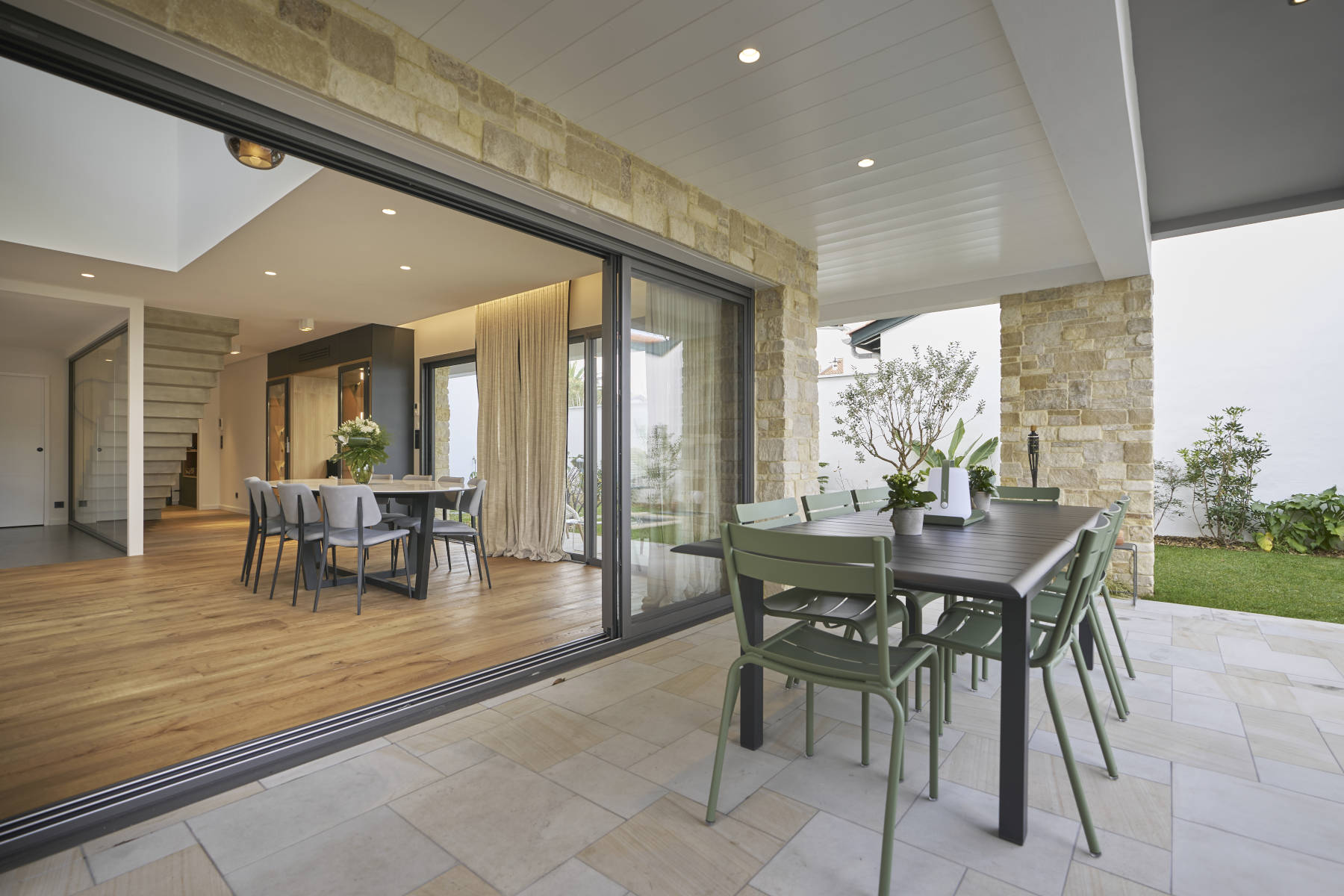 Terrasse Nord de la Villa Sabaou bordant la piscine, le jardin paysager et un coin zen