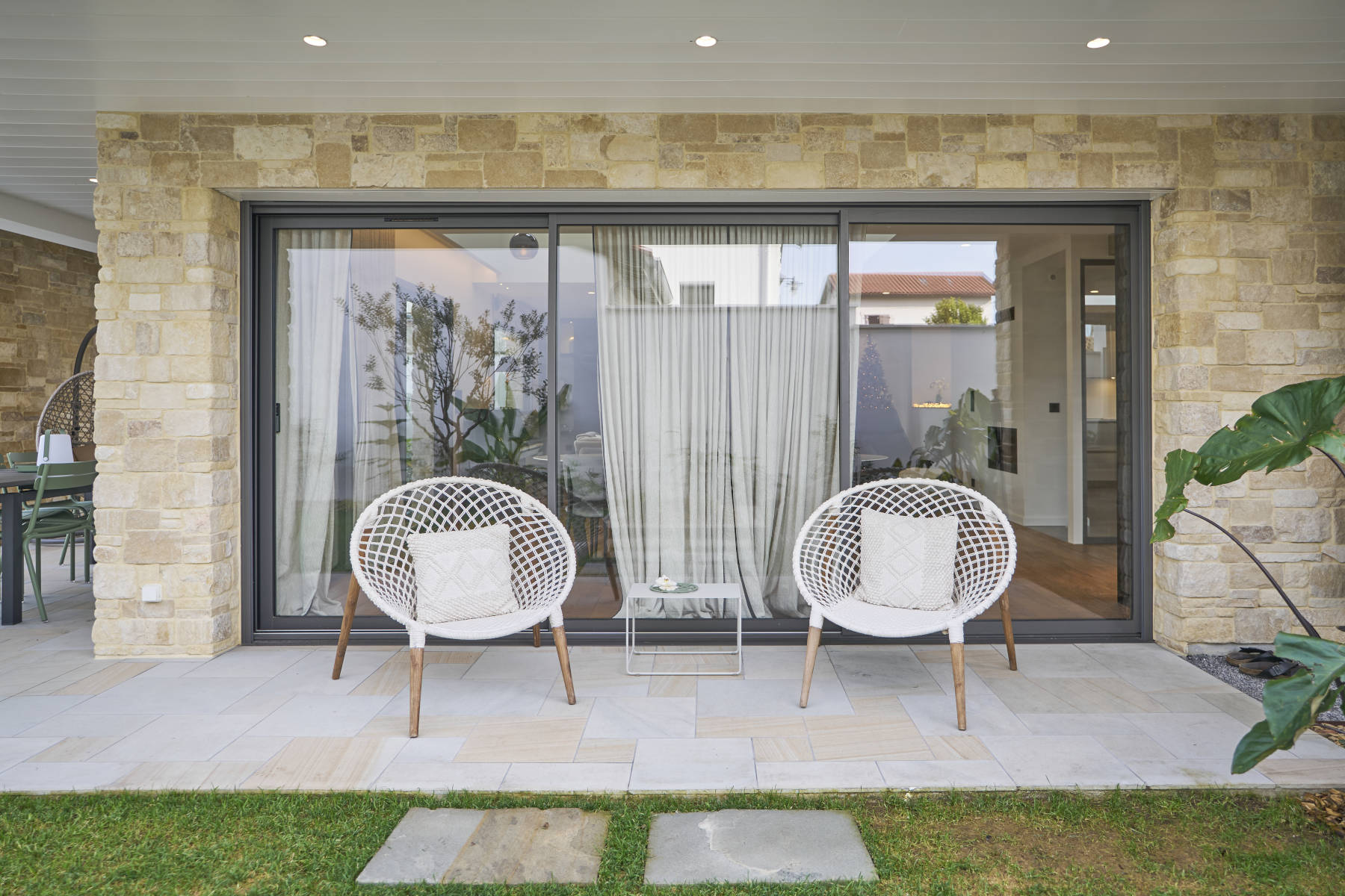 Terrasse Ouest de la Villa Sabaou donnant sur le jardin paysager