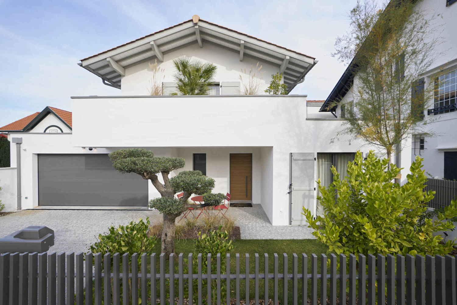 Terrasse Nord de la Villa Sabaou bordant la piscine, le jardin paysager et un coin zen