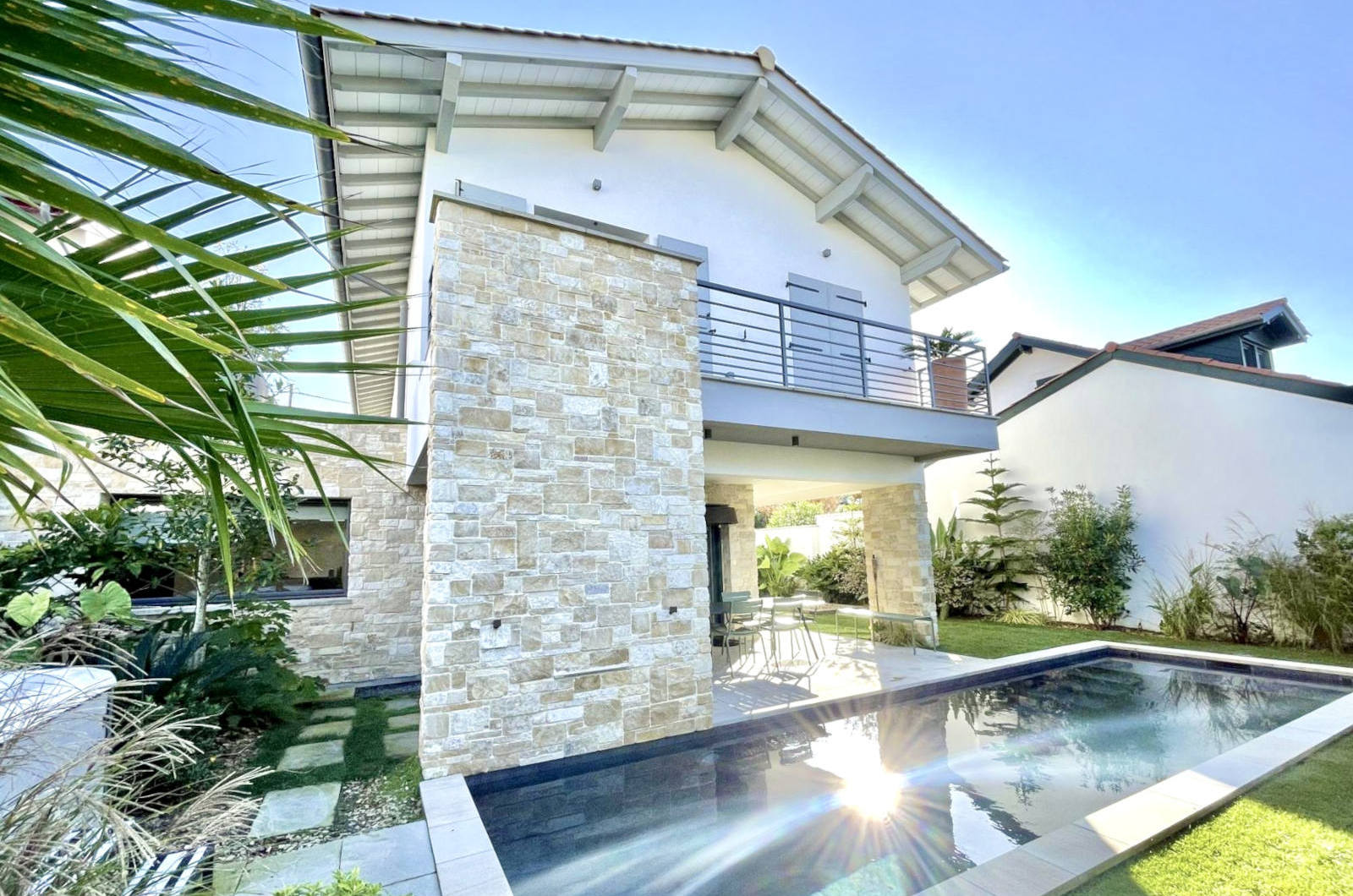 Façade Nord de la Villa Sabaou, sa piscine intégrée au jardin paysager