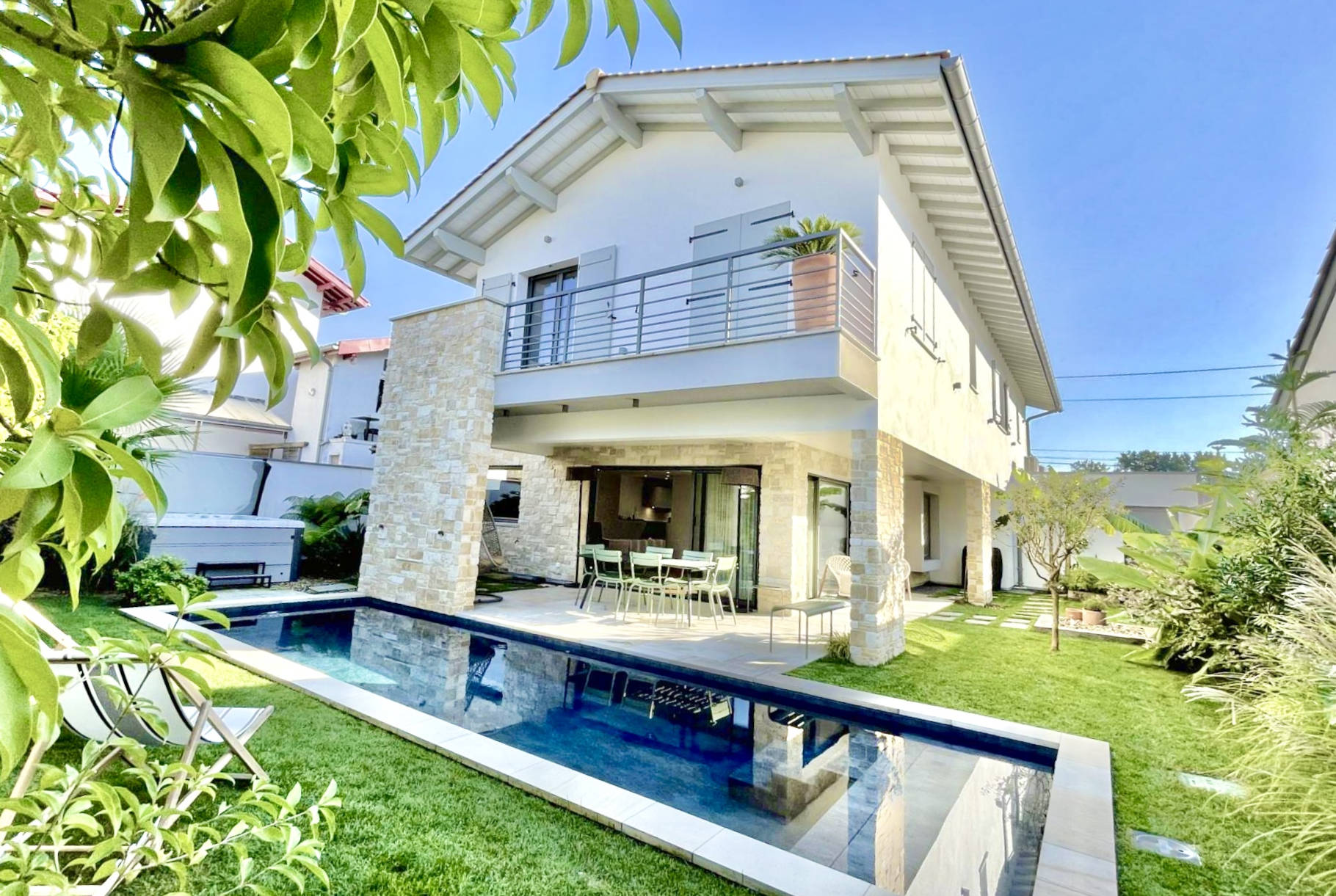 Façade Nord de la Villa Sabaou, sa piscine intégrée au jardin paysager